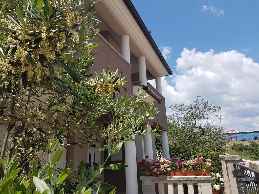 Apartments Ema Pula Exterior foto